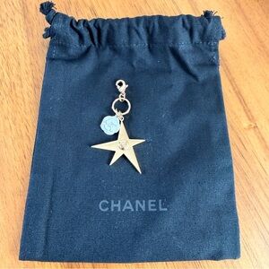 CHANEL 2025 Holiday Charm Limited Edition w/ Chanel Beauty Black Pouch
AUTHENTIC
